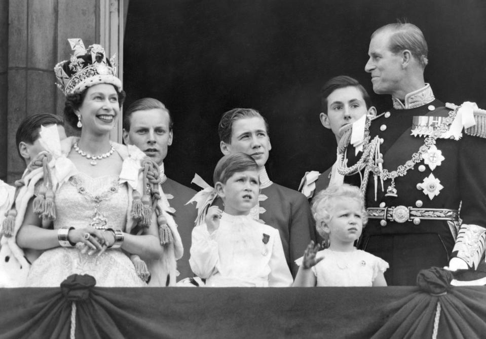 <p>La reina y el príncipe Felipe en el balcón de Buckinham Palace tras la coronación como reina Isabel II en la Abadía de Westminister. Junto a ellos están el príncipe Carlos y la princesa Ana. </p> 