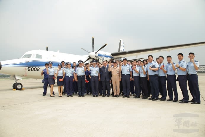 軍友社理事長李棟樑21日慰訪空軍松指部，並與專機隊官兵合影。（軍聞社記者李忠軒攝）