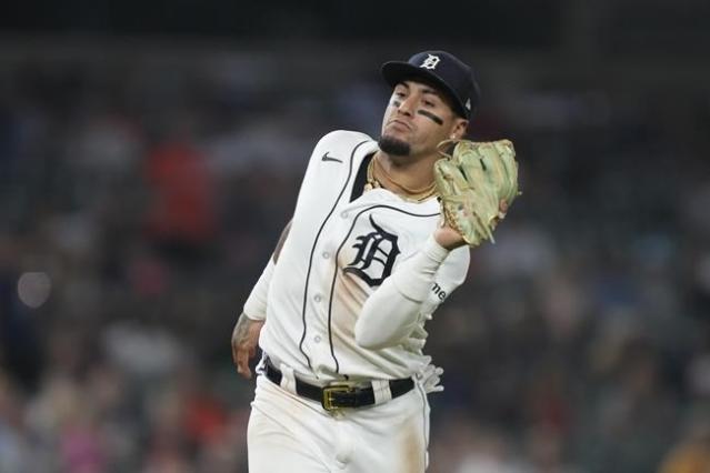 Detroit Tigers' Javy Báez removed from starting lineup an hour