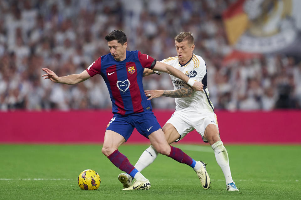 MADRID, SPAIN - APRIL 21: Robert Lewandowski gegen Toni Kroos  (Photo by Mateo Villalba/Getty Images)