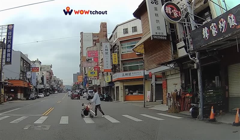 婦人最後趁車流少時迅速過馬路。（圖／YT WoWtchout - 地圖型行車影像分享平台授權提供）
