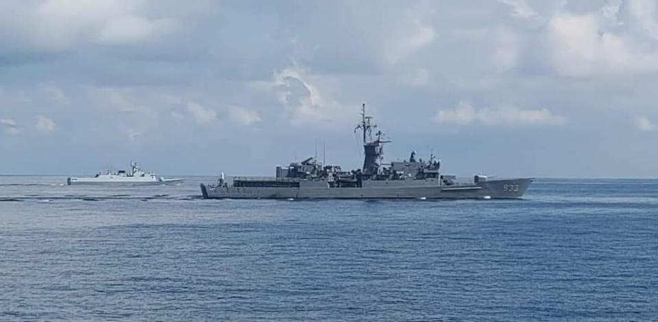 解放軍飛彈護衛艦與國軍濟陽級巡防艦蘭陽號海上對峙。 （圖／翻攝自微博）