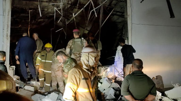 Miembros de las fuerzas de seguridad y de la defensa civil trabajan en el sitio del incendio, en la ciudad de Qaraqosh, en la provincia de Nínive, en el norte de Irak. (Xinhua)