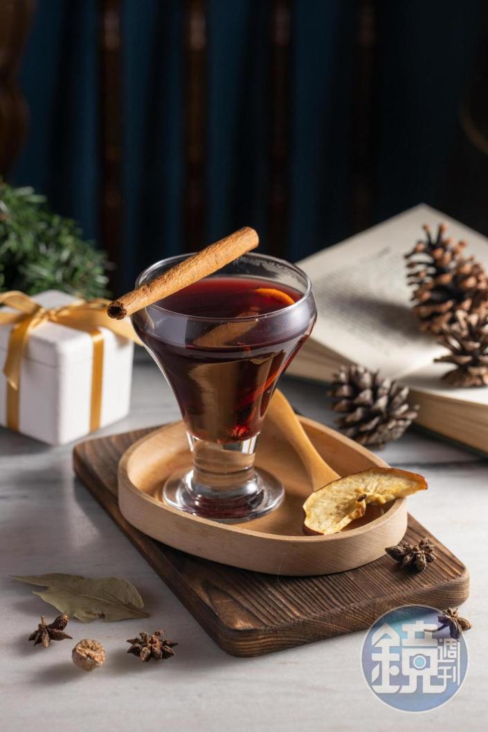 耶誕節必備的「溫暖你的熱紅酒」加了月桂葉、丁香、八角、肉桂。（180元／杯）