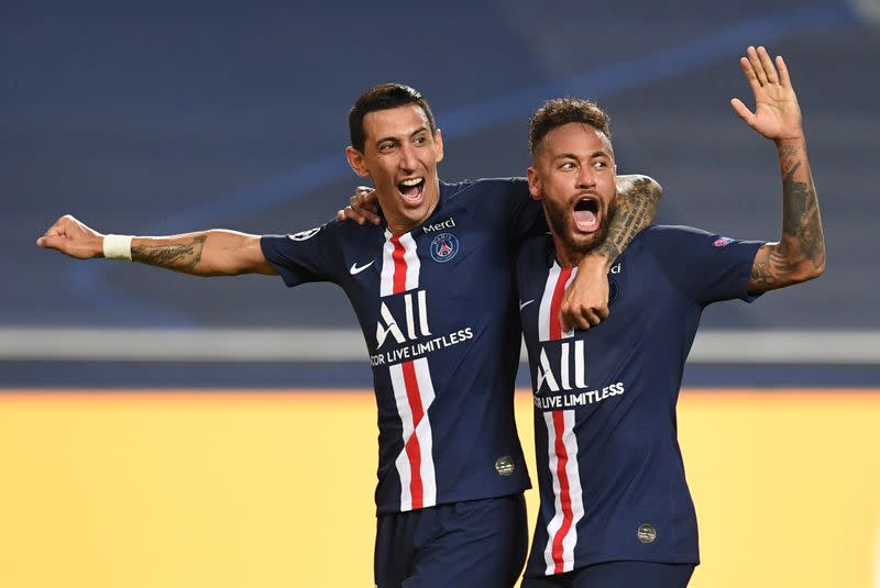 El atacante argentino Ángel Di Maria del Paris St Germain celebra con Neymar luego de anotar el segundo gol de su equipo frente al RB Leipzig por las semifinales de la Liga de Campeones de Europa en el Estadio da Luz de Lisboa