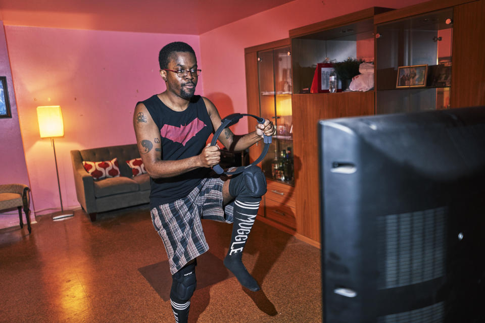 Tristan Scatliffe haciendo ejercicio con Ring Fit en su casa de Brooklyn el 2 de diciembre de 2019.  (An Rong Xu / The New York Times)