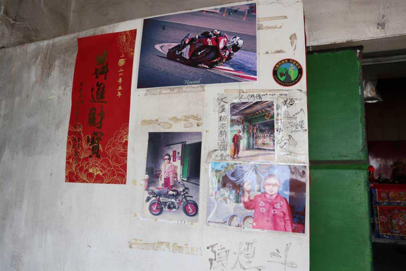 嘉義縣台3線312公里處的柑仔店旁牆上，貼著一張張「幹譙阿嬤」的照片。（圖／中國時報張毓翎攝）