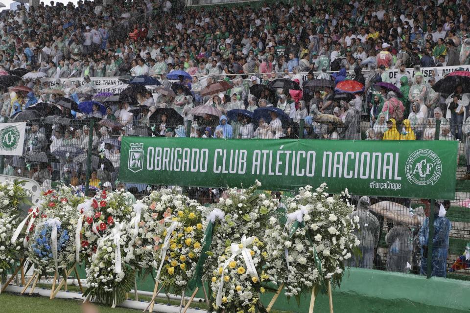 <p>Die Spieler des Provinzclubs AF Chapecoense aus Brasilien waren unterwegs zum wichtigsten Spiel der Clubgeschichte - dem Finale 2016 der Copa Sudamericana. Aber der Flug endete in der Nähe der kolumbianischen Stadt Medellín in einer Tragödie. 71 Menschen starben beim Absturz der Maschine vom Typ Avro RJ85, darunter 19 Fußballer. 6 Menschen wurden zunächst lebend aus den Trümmern gerettet. Schon einen Tag nach dem Unglück verdichteten sich die Hinweise auf technische Probleme als Ursache. (Bild: AP Photo/Andre Prenner) </p>