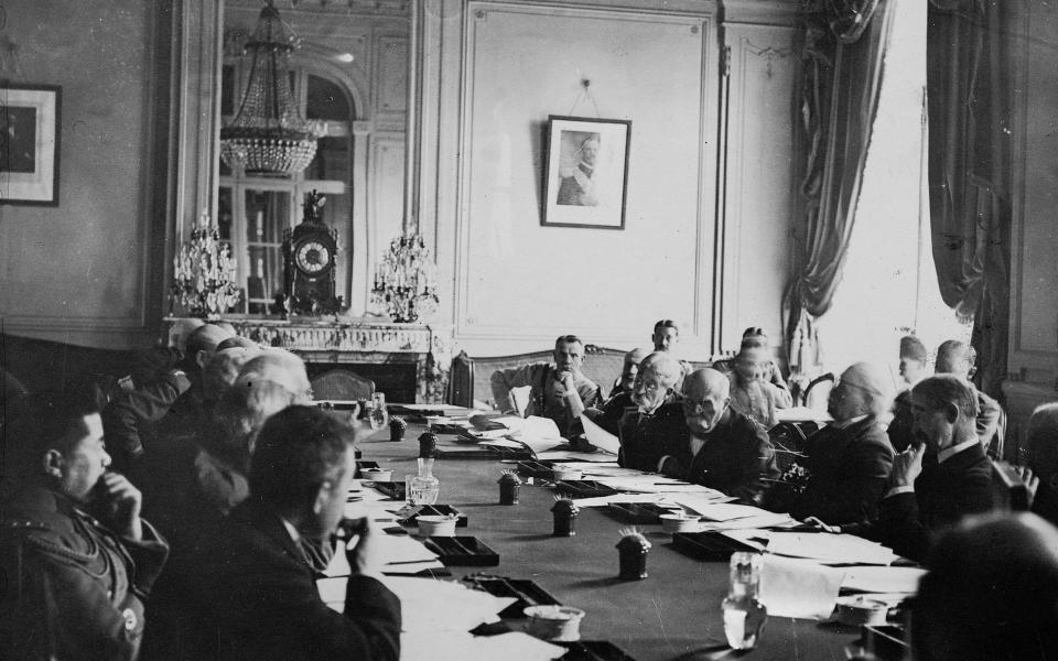 Commitee meeting at Trianon to discuss the conditions of the Armistice, 1919, Versailles - De Agostini Editorial/DEA PICTURE LIBRARY