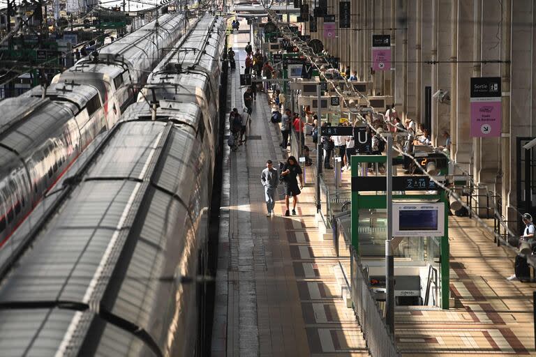 Los pasajeros caminan por el andén de la estación de trenes Bordeaux-Saint-Jean en Burdeos