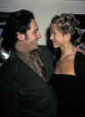 Après s’être donnés la réplique en 1998 dans la comédie romantique <em>L’objet de mon affection</em>, Jennifer Aniston et Paul Rudd se retrouvent dans <em>Friends </em>à partir de 2002. L’acteur incarne Mike Hannigan, le petit-ami de Phoebe, dans 18 épisodes de la série. Alors que son personnage est l’un des seuls à réussir à se greffer à la bande d’amis, le comédien a bien failli être renvoyé dès le premier jour de tournage. Sur le plateau, Paul Rudd avait aperçu Jennifer Aniston "<em>sur un Segway parce qu’elle s’était cassé l’orteil et que tout le monde était émerveillé</em>". "<em>Matt LeBlanc a demandé à essayer l’engin et a immédiatement su s’en servir. J’ai ensuite demandé à l’essayer aussi. Je me suis retourné et j’ai roulé sur le pied de Jennifer. Les producteurs étaient paniqués et c’est comme s’ils se disaient :</em> ’Est-il trop tard pour le renvoyer ? Son personnage est-il établi ?′ <em>Je me sentais très mal...</em>", raconte Paul Rudd dans le Graham Norton Show en octobre 2019. Avec le temps, Jennifer Aniston a su lui pardonner cette boulette. En 2012, ils se retrouvent dans la comédie <em>Peace, love et plus si affinités</em>. (Photo by Ron Galella, Ltd./Ron Galella Collection via Getty Images)