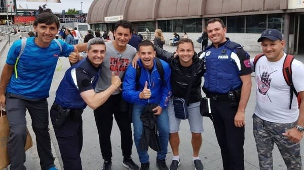 Los cinco hinchas argentinos junto a Jorge Carballo, el policía de Madrid que los buscó para devolverle la mochila. Foto: Twitter