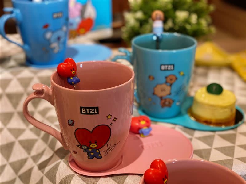 全聯與「宇宙明星BT21」攜手合作推出積分換購活動，共有3種、24款換購商品。（圖／記者馮珮汶攝）