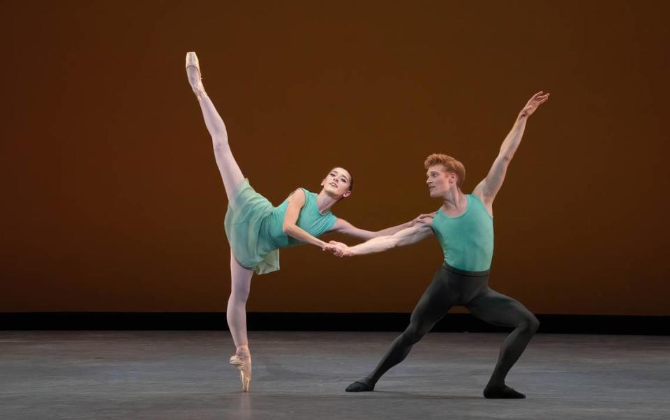 Taylor Naturkas y Alexander Peters en “Square Dance”, de George Balanchine. 