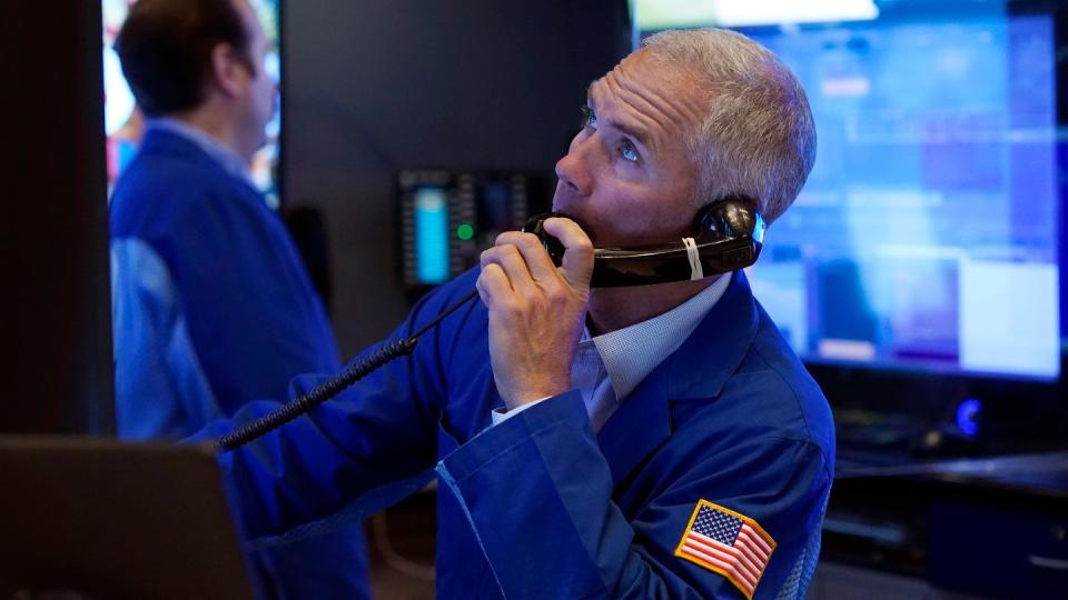 Der Börsenhändler Timothy Nick arbeitet auf dem Parkett der New York Stock Exchange. Die US-Aktienmärkte haben die neue Woche mit weiteren Rekordhochs eingeläutet.