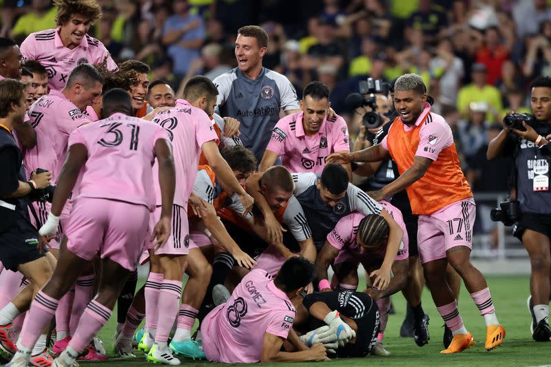 Jugadores de Inter Miami festejan con el portero Drake Callender tras conquistar la Leagues Cup