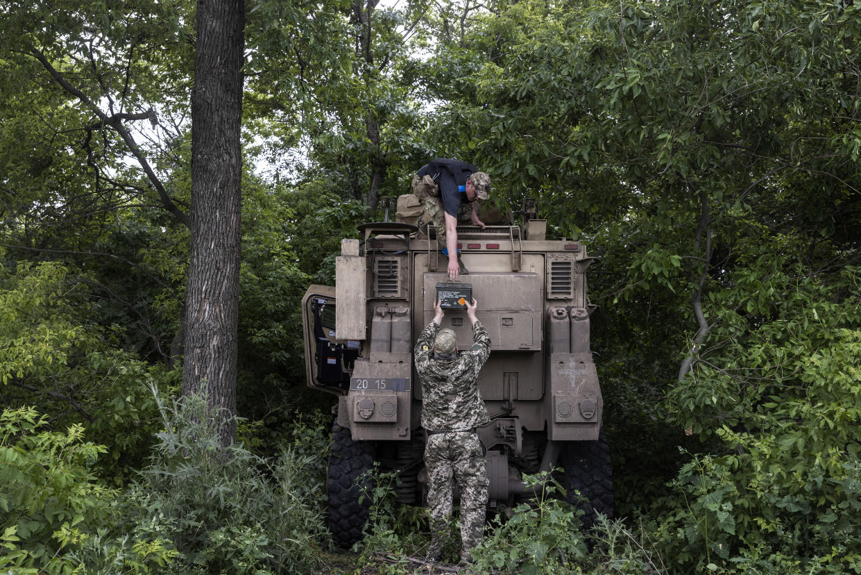 Soldados de la 68.a Brigada de Ucrania exhiben sus vehículos blindados MRAP (sigla en inglés de Protegido Resistente a las Minas y las Emboscadas) fabricados en Estados Unidos, en la región de Donetsk en Ucrania, el 14 de junio de 2023. (David Guttenfelder/The New York Times).
