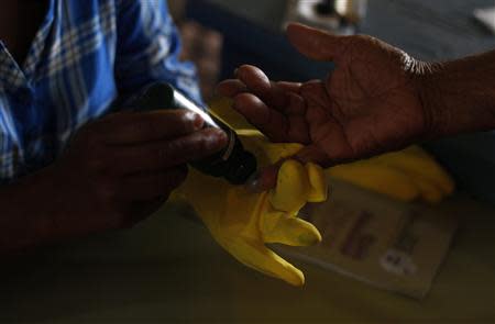 A man gets his finger inked after casting his vote in Catacamas November 24, 2013. REUTERS/Tomas Bravo