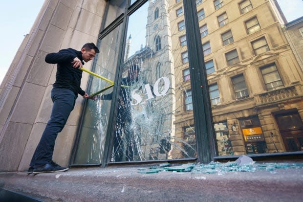 Several business owners felt Montreal police were underprepared and took too long to intervene during Sunday night's riot against a curfew imposed to contain COVID-19 cases. (Ivanoh Demers/Radio-Canada - image credit)