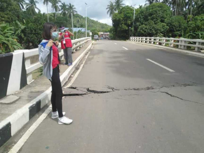 地震劇烈搖晃造成道路損壞。（圖／Twitter）