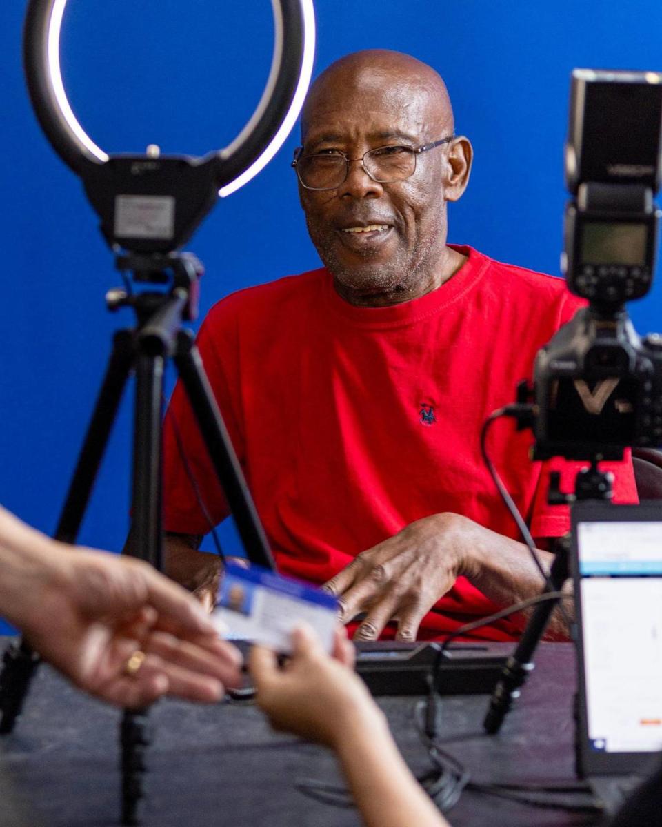 El habitante de Pompano Beach Maurice F. Middleton, de 68 años, mira mientras el personal prepara su nueva tarjeta de identidad del Condado Broward, durante un evento de identificaciones comunitarias organizado por el Servicio de Asistencia Legal del Condado Broward en colaboración con el Salvation Army, en Fort Lauderdale, Florida, el viernes 18 de agosto de 2023.