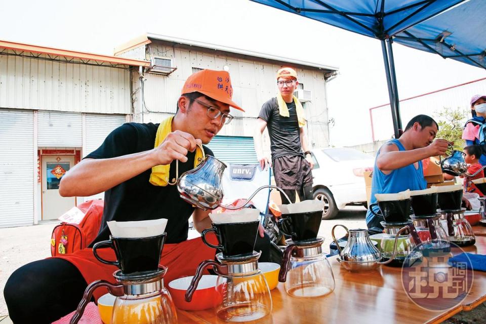 相較於沿路信眾主動供應的礦泉水和罐裝飲料，杜鴻志（左）堅持提供高品質咖啡豆，並現場手沖，一點都不馬虎。