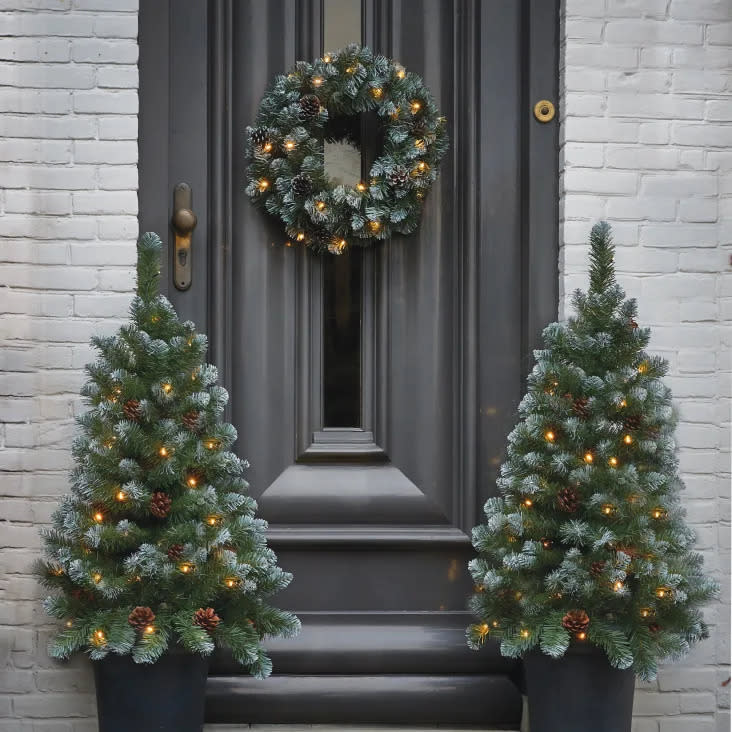 Sapins et couronne artificiels enneigés