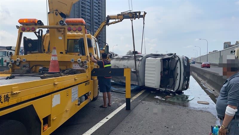 國道水肥車翻覆現場臭氣沖天。（圖／翻攝畫面）