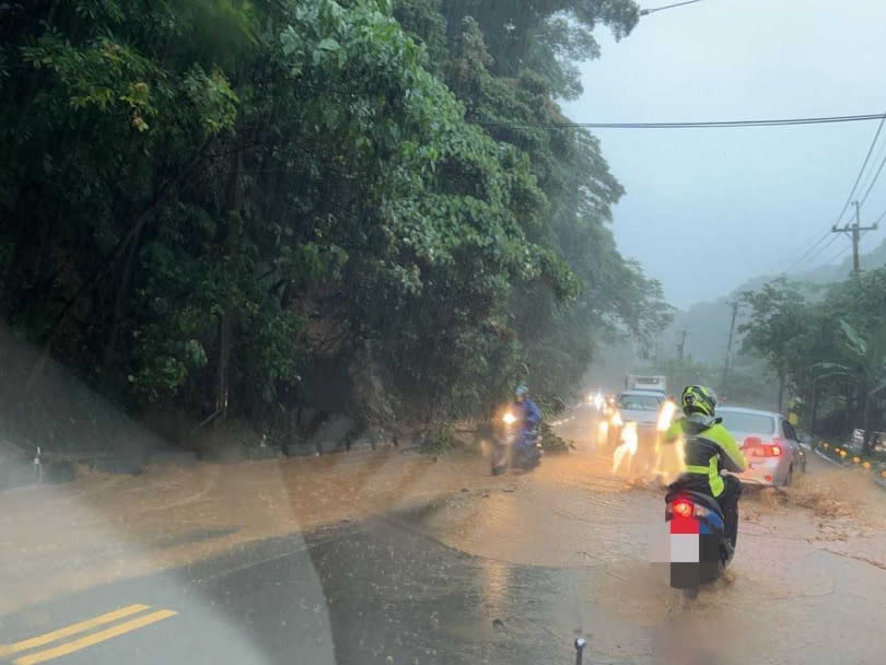 泰山區則是泰林路三段606巷附近也遭受豪大雨影響，馬路被泥黃滾水所覆蓋，交通也因淹水而受到影響。（圖／翻攝自林口警好讚臉書）