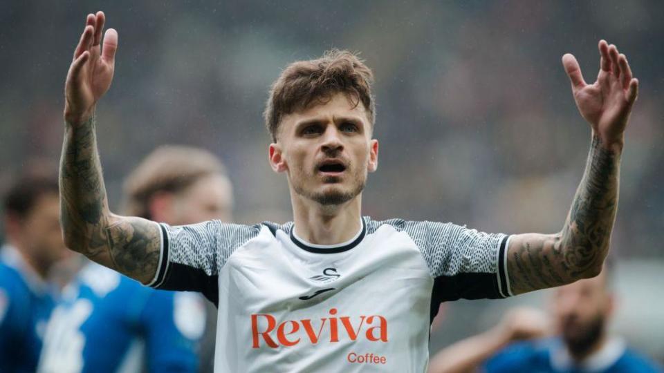 Jamie Paterson urges Swansea's fans to lift the noise level during Swansea's game against Cardiff in March