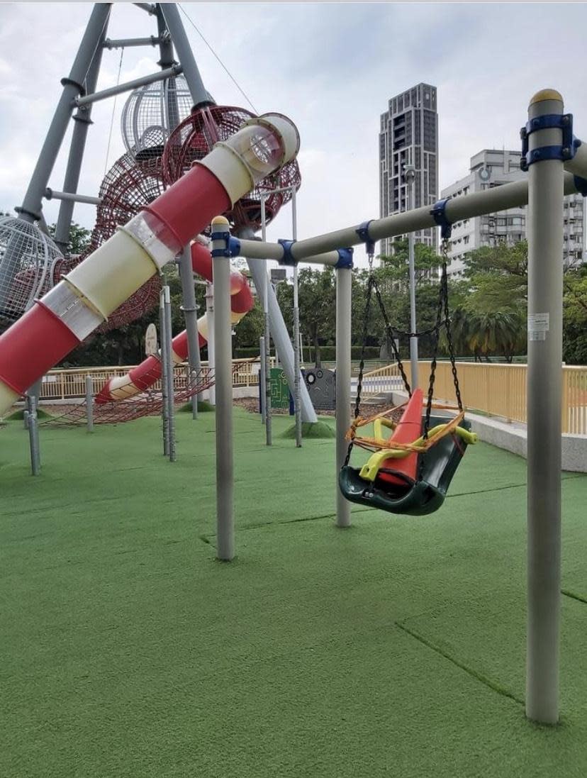 防疫期間為了防止小孩忍不住來玩，天母運動公園「三角錐大軍」占領各項遊樂器材。（翻攝自天母幫臉書社團）