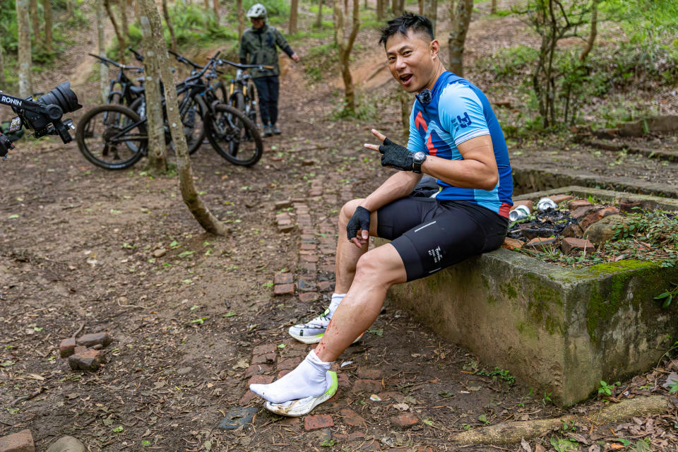 《騎吧！哈林小隊》彭小刀受傷被送上救護車。（圖／好看娛樂）