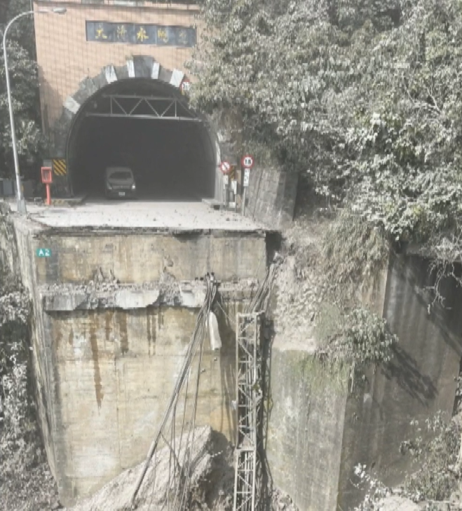 ▼大清水隧道北側，因為強震導致地基掏空，路中央出現大洞，如同斷軌一樣整條路消失。（圖／東森新聞）