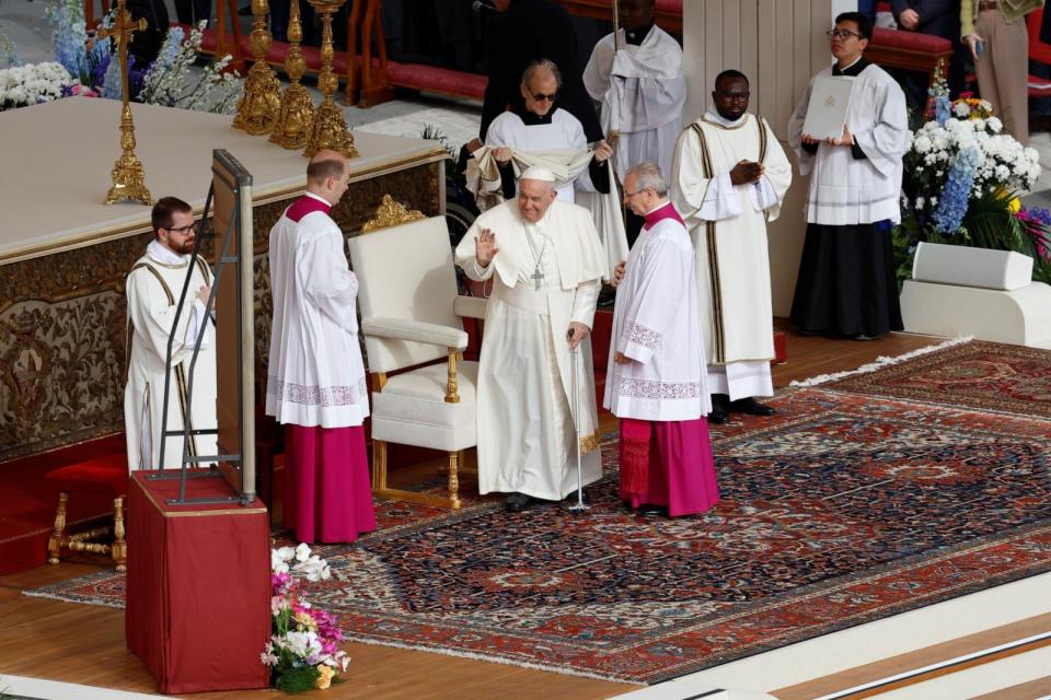 Pope Francis presides over Easter Sunday Mass, calls for ceasefires in