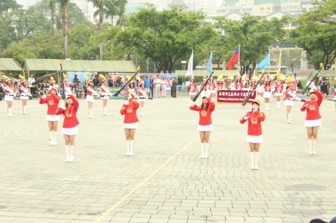 高雄女中等13支南部地區儀隊參賽隊伍，22日在初賽中賣力展現練習成果，爭取決賽資格。(軍聞社記者李忠軒攝)