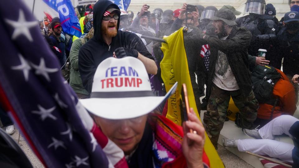 Trump-Anhänger versuchen am 6. Januar am Kapitol durch eine Polizeiabsperrung zu brechen.