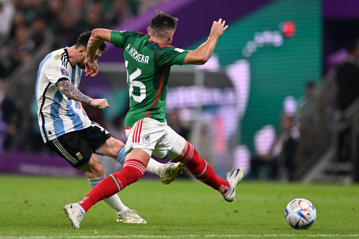 Héctor Herrera no tapó el disparo con el que Messi adelantó a Argentina. (Foto: KIRILL KUDRYAVTSEV/AFP via Getty Images)