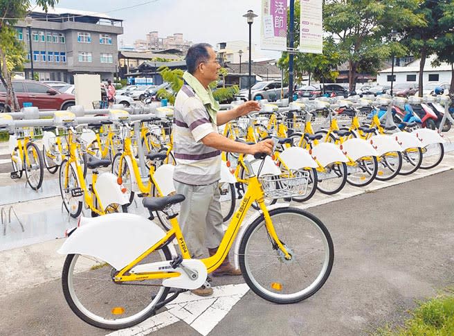 潮州鎮Pbike租賃系統15日試營運，成為屏東縣第2個擁有Pbike系統的鄉鎮市，鎮民們試乘後都直呼方便。（潘建志攝）