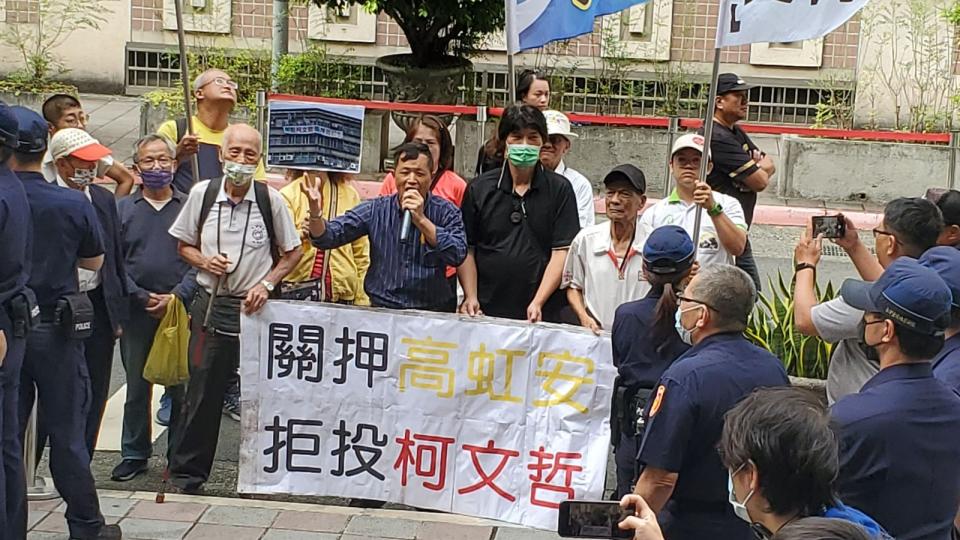 台灣國理事長陳峻涵(拿麥克風者)，高喊關押高虹安、拒投柯文哲。呂志明攝