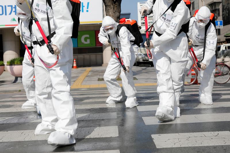 South Koreans soldiers are mobilized to disinfect Daegu city hall