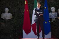 <p>Der italienische Ministerpräsident Giuseppe Conte macht dem alten Klischee, Italiener verstünden etwas von Mode, alle Ehre. Vor allem mit seiner Lieblingskrawatte in Violett beeindruckt er immer wieder aufs Neue – und das bei wechselnden Anzugfarben. (Bild: Antonio Masiello/Getty Images) </p>