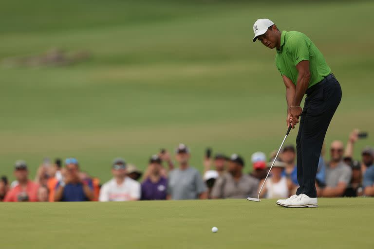 Tiger Woods se retiró por primera vez de un major en toda su carrera; tras una tarjeta de 79 golpes en la tercera vuelta, adujo dolores en la pierna derecha.