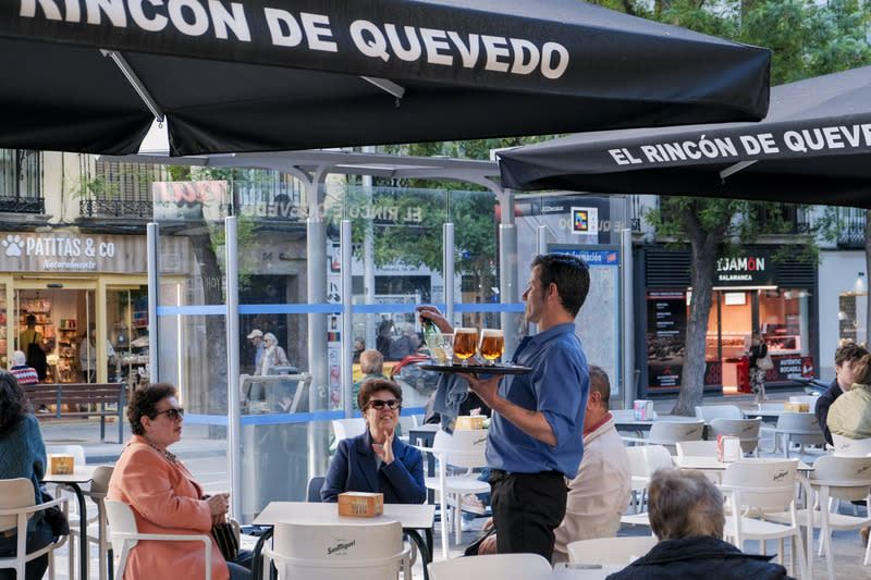 西班牙觀光餐飲業景氣熱 西班牙4月勞動市場表現強勁，就業人數有史以來首 度飆破2100萬人門檻，觀光與餐飲業景氣熱絡，較3 月新增逾9萬人就業，成為帶動這波成長的重要推 手。圖為馬德里市中心正在為客人服務的酒館侍者。 中央社記者胡家綺馬德里攝  113年5月7日 