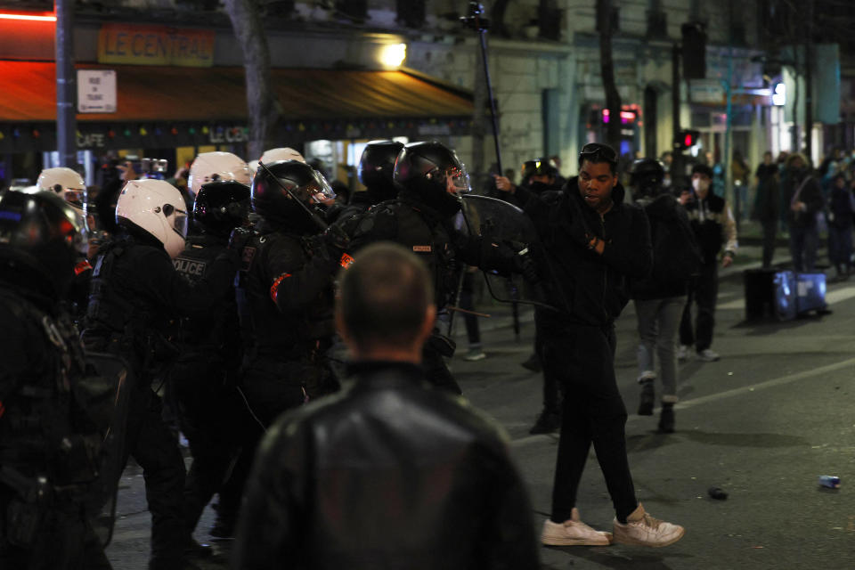 Un manifestant face à la BRAV-M, le 18 mars 2023 à Paris lors d’un rassemblement contre la réforme des retraites.