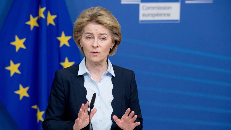 Ursula von der Leyen, Präsidentin der Europäischen Kommission, spricht während einer Pressekonferenz nach dem Treffen der Europäischen Kommissare im EU-Hauptquartier. Angesichts der erwarteten Wirtschaftskrise infolge der Coronavirus-Pandemie will die EU-Kommission die Haushaltsregeln lockern. (zu dpa «EU-Kommission will wegen Corona-Krise Haushaltsregeln lockern")