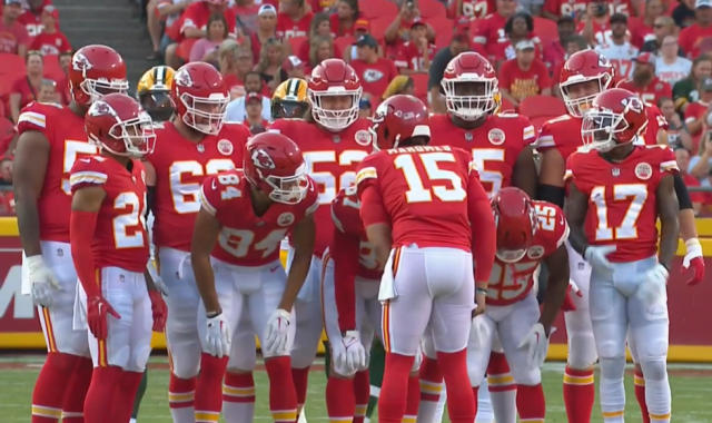 Chiefs line up in 'choir huddle' to honor the late Len Dawson