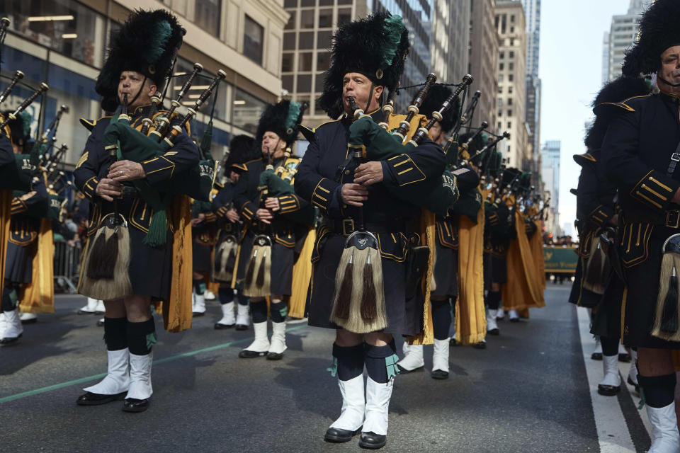 Gaiteros desfilan por la Quinta Avenida durante el Desfile del Día de San Patricio el sábado 16 de marzo de 2024, en Nueva York. (AP Foto/Andres Kudacki)
