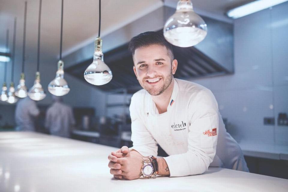 El chef colombiano Juan Manuel Barrientos Valencia, conocido como "Chef Juanma", abrió en Miami Beach su restaurante Elcielo, galardonado con una estrella Michelin.