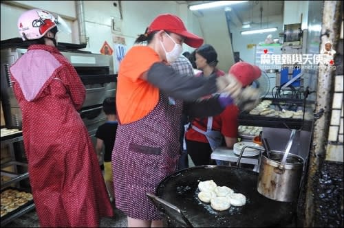 《基隆景點美食小吃》基隆中正公園．壽山亭龍貓公車站彩繪．周記豆漿店在地早午餐