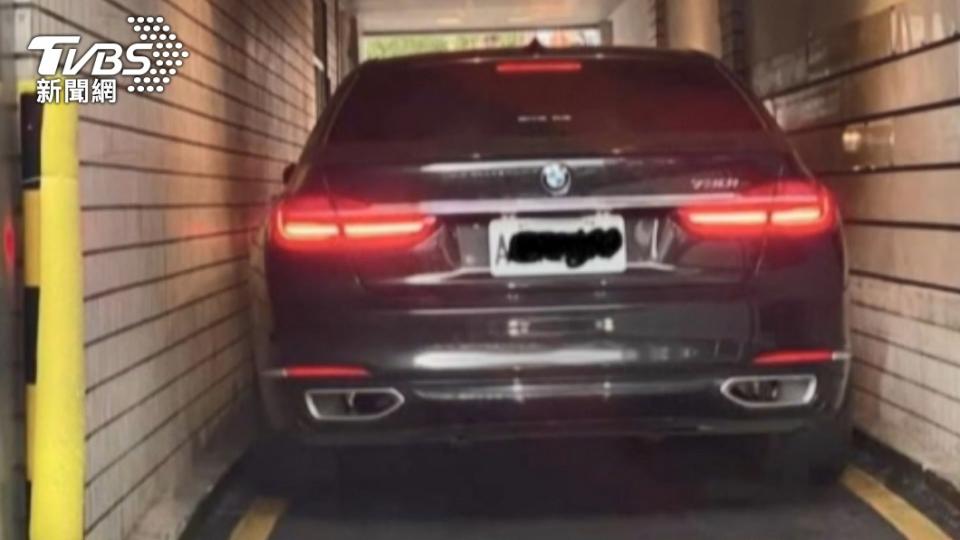 台灣一台BMW 730i通過麥當勞得來速狹窄通道在網上瘋傳。(圖片來源/ TVBS)